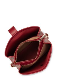 Borsa a mano in pelle rossa con un esterno liscio, scomparto con zip e foderato in beige. Presenta una forma arrotondata e una maniglia superiore.