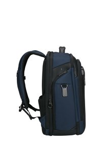 Zaino in nylon blu navy con dettagli neri, multiple cerniere, spallacci imbottiti e manico superiore. Presenta un design snello e una superficie texturizzata.