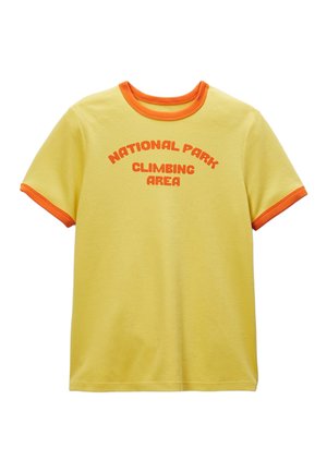 T-shirt jaune avec col rond et bordures de manches orange ; présente un texte rouge indiquant "NATIONAL PARK CLIMBING AREA." Texture de tissu doux.