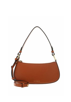 Sac à bandoulière en cuir marron avec ferrures dorées, bandoulière amovible, silhouette incurvée, marqué "Coccinelle" à l'avant.