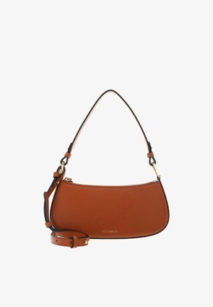 Sac à bandoulière en cuir marron avec ferrures dorées, bandoulière amovible, silhouette incurvée, marqué "Coccinelle" à l'avant.