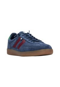 Scarpa sportiva in suede di colore blu navy con strisce bordeaux, accentuazione verde sul tallone e soletta in gomma testurizzata. Design classico con chiusura a lacci.