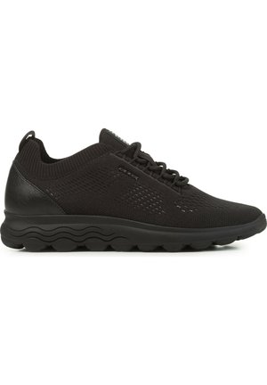 Czarny lekki dzianinowy sneaker z wiązaniem z przodu, amortyzowaną podeszwą z falistym bieżnikiem oraz pętelką na kołnierzu przy pięcie.