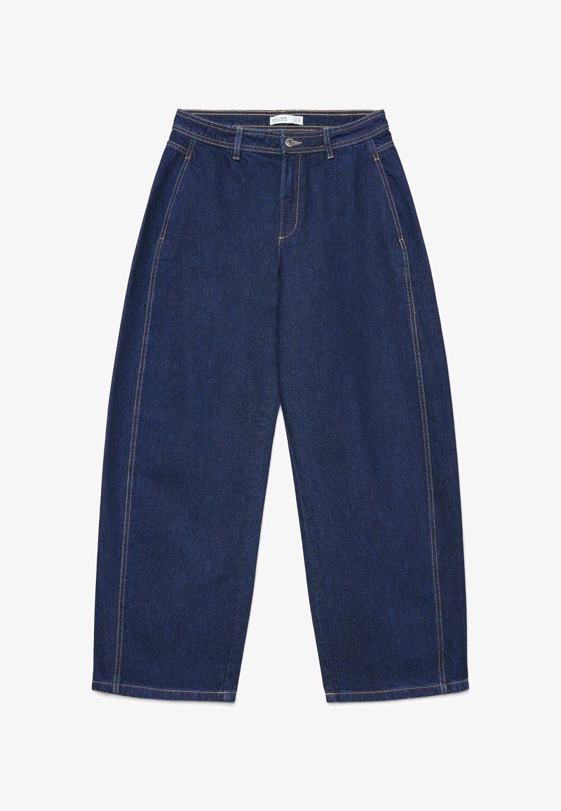 Pantaloni in denim a gamba larga di colore blu scuro con tasche frontali, passanti per cintura, chiusura con bottone e cuciture gialle visibili su sfondo bianco.