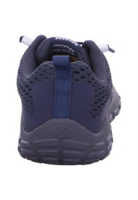 Dunkelblauer Sportschuh mit einem strukturierten Mesh-Obermaterial, gepolstertem Schaft und kontrastierender grauer Gummisohle. Verfügt über eine Zuglasche und ein Schnürsystem.