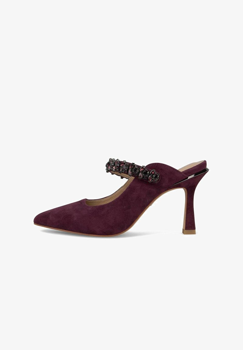 Décolleté slingback in suede bordeaux con punta affusolata e una fascia decorativa con gemme multicolori. Tacco sottile, design minimalista.