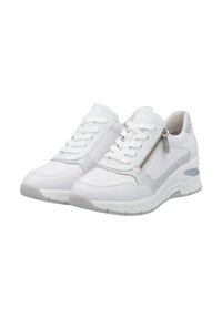 Baskets blanches en matériaux cuir et textile, avec un embout arrondi, un laçage et une fermeture éclair sur le côté, dans un design épuré et minimal.