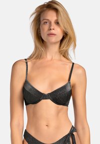 Czarny biustonosz bikini z połyskującego materiału, z wsparciem w postaci fiszbin, cienkimi regulowanymi ramiączkami i gładką teksturą. Klasyczny kształt trójkąta.