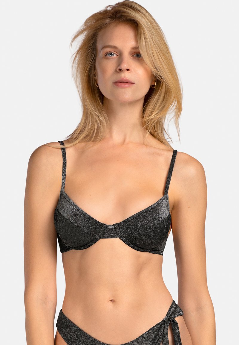 Czarny biustonosz bikini z połyskującego materiału, z wsparciem w postaci fiszbin, cienkimi regulowanymi ramiączkami i gładką teksturą. Klasyczny kształt trójkąta.