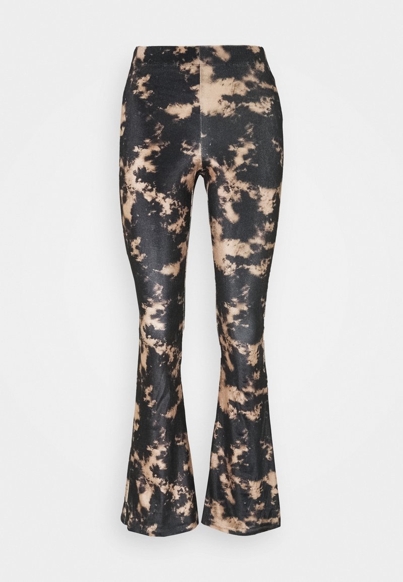Pantalons évasés en matériau extensible avec un motif tie-dye noir et beige. Présentent une taille haute et une coupe étroite au niveau des hanches.