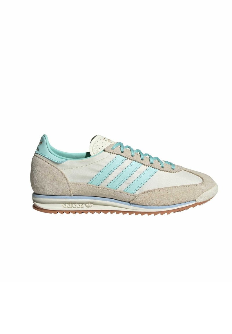 Baskets en suède gris clair avec des accents turquoise. Présentent trois rayures horizontales, des lacets plats et une semelle en caoutchouc texturé.