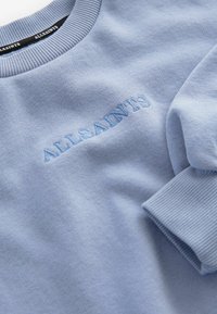 Sudadera de color azul claro con cuello y puños acanalados, con el logo bordado "ALLSAINTS" en un color a juego en la parte frontal. Textura suave.