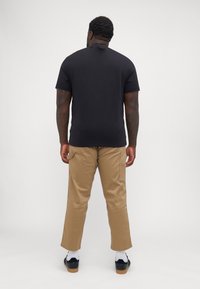 Calvin Klein Jeans Plus PLUS SEASONAL MONOLOGO TEE - Apdrukāts T-krekls - black/pastel lilac