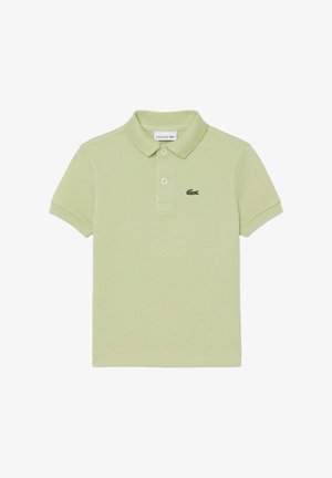 Polo Lacoste vert clair à manches courtes avec deux boutons et petit logo crocodile brodé sur la poitrine à gauche.
