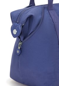 Borsa in nylon di un profondo viola con una texture liscia, caratterizzata da una cerniera prominente e un accento in metallo circolare. Design compatto e arrotondato.