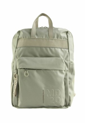 Sac à dos en tissu beige texturé avec poche avant zippée, deux poignées supérieures et une étiquette latérale avec le nom de la marque embossé.