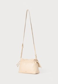 Borsa a spalla in pelle beige pallido con parte superiore arricciata, tracolla regolabile e dettagli in metallo dorato. Texture liscia, forma rettangolare.