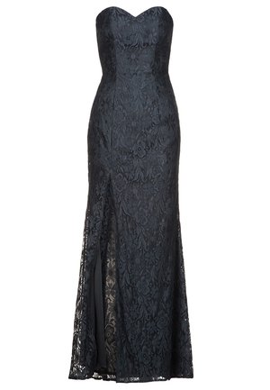 Robe de soirée noire en dentelle sans bretelles avec motif floral, corsage ajusté et fente avant s'étendant jusqu'à l'ourlet au sol.