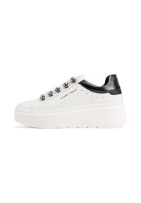 Sneaker platform bianco con accentuazione nera sul tallone, occhielli metallici e marchio "Queen Helena" sul lato, mostrato dal lato esterno.