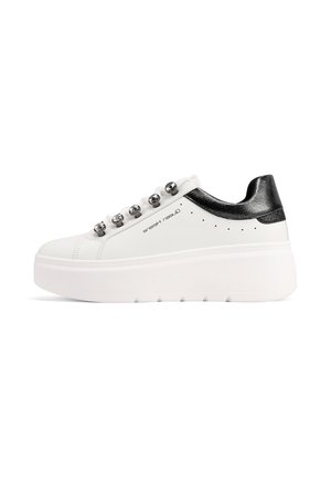 Sneaker platform bianco con accentuazione nera sul tallone, occhielli metallici e marchio "Queen Helena" sul lato, mostrato dal lato esterno.