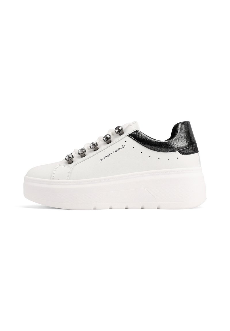 Sneaker platform bianco con accentuazione nera sul tallone, occhielli metallici e marchio "Queen Helena" sul lato, mostrato dal lato esterno.
