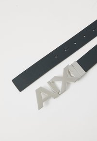 Armani Exchange REVERSIBLE PLATE BELT UNISEX - Öv - off-white/white