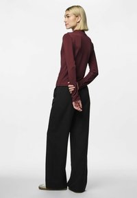Pieces PCMADISON DRAPED - Maglietta a manica lunga - tawny port