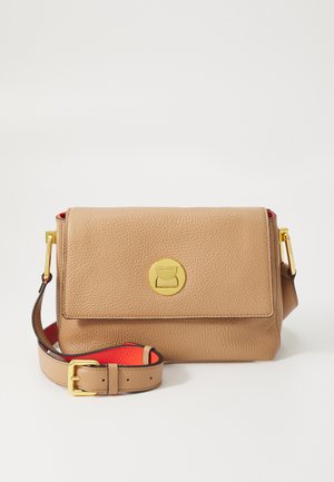 Kastanjarakullaga ristsõidukott koos tekstuuriga viimistlusega, millel on kuldne ringikujuline klamber, eemaldatav rihm ja erksalt punane sisemine vooder.