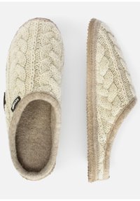 Wełniane kapcie dziane w kremowym kolorze z wzorem w warkocze, z beżowym filcowym wykończeniem i teksturowaną podeszwą dla lepszej przyczepności.