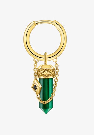 Goldener Creolen-Ohrring mit einem hängenden grünen facettierten Kristall, Goldkette und geometrischen gold- und schwarzfarbenen Charme-Details.