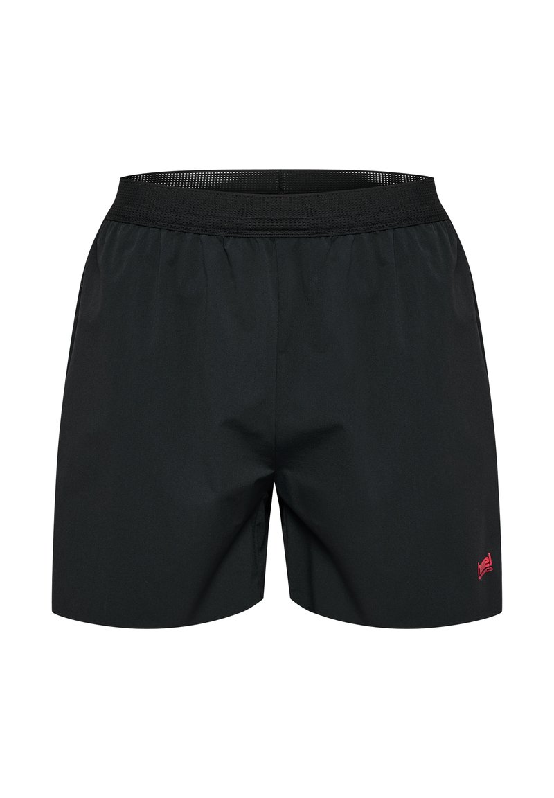 Zwarte sportshorts met een gladde textuur, een elastische tailleband en een klein rood logo aan de onderkant aan de rechterzijde.