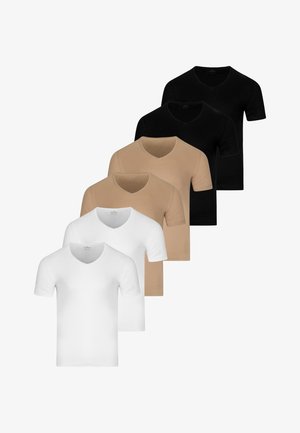 Sześć prostych t-shirtów z dekoltem w serek i krótkim rękawem w trzech kolorach: dwa białe, dwa beżowe i dwa czarne, ułożone w przesunięty stos.