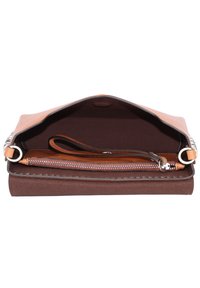 Clutch in pelle marrone con interno beige, tasca con zip e tracolla piatta. Cuciture evidenti e dettagli in metallo argentato.