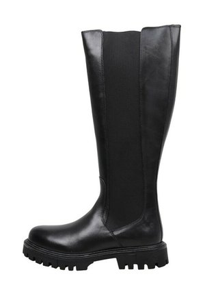 Bota negra hasta la rodilla con una parte delantera de cuero suave y un panel de tela elástica en la parte posterior. Presenta una suela gruesa con textura estriada.
