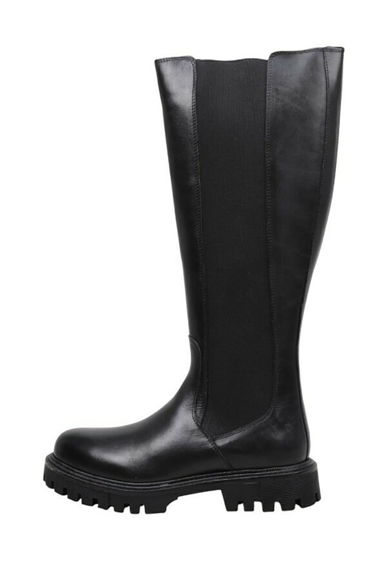 Bottines noires montantes avec un devant en cuir lisse et un panneau en tissu élastiqué à l'arrière. Présente une semelle épaisse avec une texture striée.