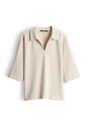 Beiges kurzärmeliges Hemd mit weitem Kragen und V-förmigem Ausschnitt, flach vor weißem Hintergrund dargestellt.