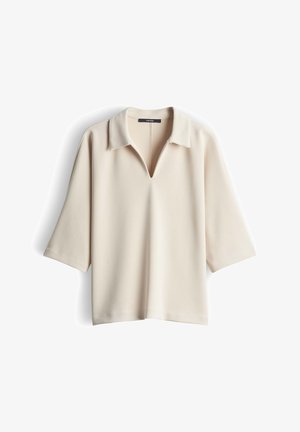 Beiges kurzärmeliges Hemd mit weitem Kragen und V-förmigem Ausschnitt, flach vor weißem Hintergrund dargestellt.