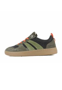 Sneaker in suede verde e nero con lacci arancioni, pannelli testurizzati e suola in gomma. Presenta un design a tre strisce e un dettaglio del logo sul tallone.