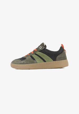 Zelená a černá semišová sneaker s oranžovými tkaničkami, texturovanými panely a gumovou podrážkou. Obsahuje design se třemi pruhy a detail loga na patě.