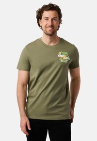 Oliven grøn bomulds t-shirt med et grafik med teksten "BLOUNT & POOL" og orange frugtaccenter. Korte ærmer, rund hals, afslappet pasform.