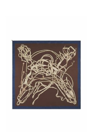 Quadratisches Seidentuch mit marineblauem Rand und einem detaillierten beigen Muster aus Reitsportriemen und Ketten auf braunem Hintergrund.