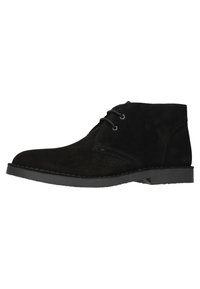 Bottines en suède noir avec une texture lisse, dotées de deux œillets pour les lacets et d'une semelle en caoutchouc plate. Design minimaliste avec un bout rond.