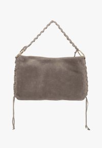 Grijze suède handtas met een gevlochten schouderband, gouden hardware, zijkant met vetersluiting en verstelbare strikjes aan de onderkant voor sluiting.