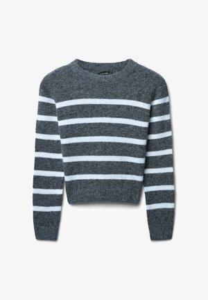 Maglione grigio lavorato a maglia con strisce bianche, scollo rotondo e maniche lunghe. Il materiale sembra morbido e testurizzato. Design accorciato in vita.