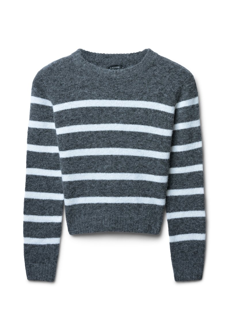 Pull en tricot gris avec des rayures blanches, col rond et manches longues. Le matériau semble doux et texturé. Design court au niveau de la taille.
