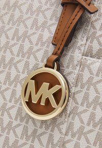 MICHAEL Michael Kors JET SET ITEM TOTE - Handtasche - vanilla/acrn