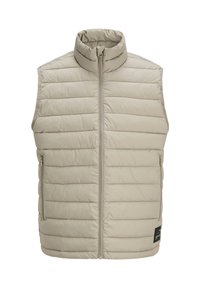 Chaleco sin mangas acolchado beige con cuello alto, cremallera delantera, dos bolsillos laterales con cremallera y etiqueta negra rectangular en la parte inferior delantera.