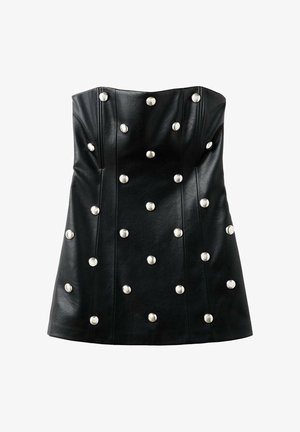 Černé kožené šaty bez ramínek s kovovými stříbrnými nýty uspořádanými do vzoru, se strukturovanými švy a rozšířenou siluetou.