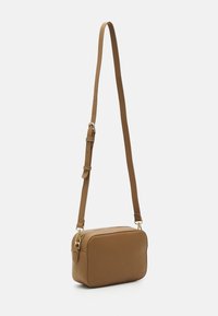 Smeđi kožni crossbody torba s pravokutnim oblikom, podesivim remenom i zlatnim detaljima. Glatka tekstura s minimalnim detaljima.