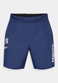 Tmavomodré športové šortky vyrobené z hladkej tkaniny. Majú elastický pás, biele logo Nike a text Yankees potlačený na boku.